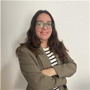 Pedagoga que ofrece orientación y refuerzo educativo a alumnado tanto de Educación Primaria como Educación Secundaria Obligatoria